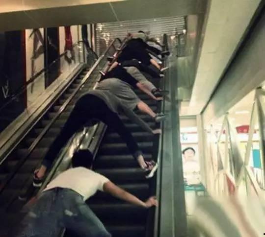 电梯吃瓜被扔原视频,监控视频曝光惊人一幕
